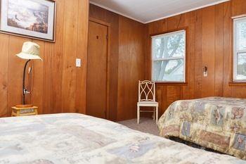 Au Sable Lucky Horseshoe Cabins酒店 外观 照片